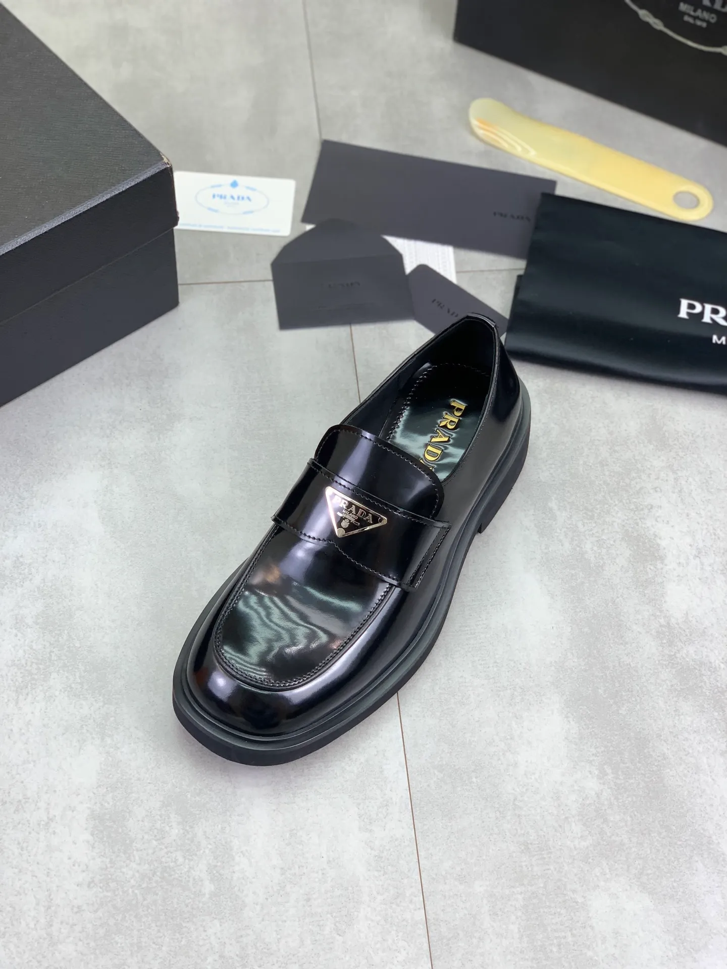 Factory price P840 💰Original quality, top version🔱 ＰＲＡＤＡPrada. Men's business casual leather shoes, top quality cow leather. 1:1 shipment ⬆️Luxurious and noble, all made of imported original first-layer fine suede cowhide, just to create a more comfortable wearing experience. Upper: original comfortable open-edge bead-rubbed calfskin ➕Top imported water-dyed full cow lining, original high-end lightweight and comfortable TPU combination bottom ✔️Code number: 39-44 (38 45 Can be customized)